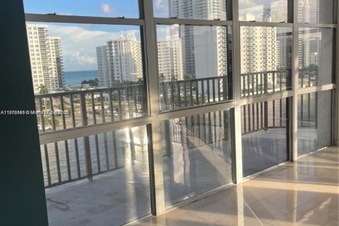Condo in Hallandale Beach, Florida, 2 bedrooms  № 1695067 - photo 10