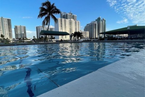 Condo in Hallandale Beach, Florida, 2 bedrooms  № 1695067 - photo 29