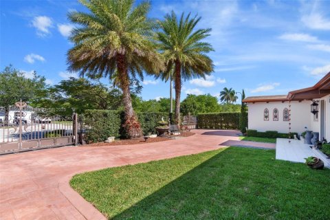 House in Cutler Bay, Florida 4 bedrooms, 159.79 sq.m. № 1792373 - photo 4