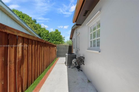 House in Cutler Bay, Florida 4 bedrooms, 159.79 sq.m. № 1792373 - photo 16