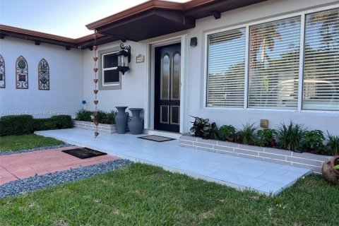 House in Cutler Bay, Florida 4 bedrooms, 159.79 sq.m. № 1792373 - photo 26