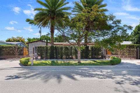 House in Cutler Bay, Florida 4 bedrooms, 159.79 sq.m. № 1792373 - photo 1