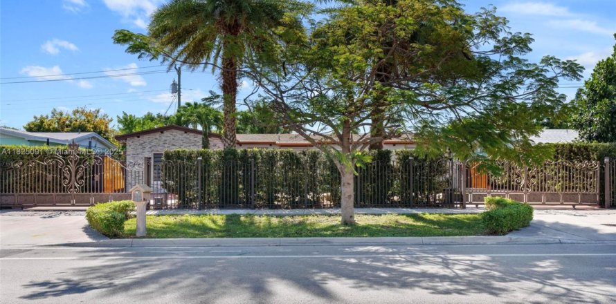 House in Cutler Bay, Florida 4 bedrooms, 159.79 sq.m. № 1792373