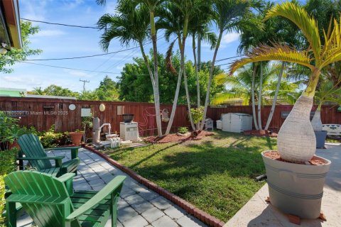 House in Cutler Bay, Florida 4 bedrooms, 159.79 sq.m. № 1792373 - photo 11