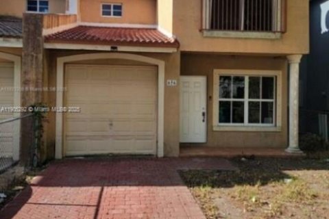 Снять в аренду таунхаус в Флорида-Сити, Флорида 3 спальни, 167.13м2, № 1956123 - фото 1