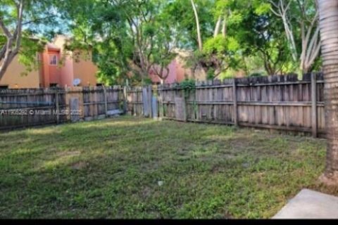 Снять в аренду таунхаус в Флорида-Сити, Флорида 3 спальни, 167.13м2, № 1956123 - фото 3