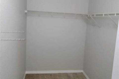 Снять в аренду таунхаус в Флорида-Сити, Флорида 3 спальни, 167.13м2, № 1956123 - фото 17