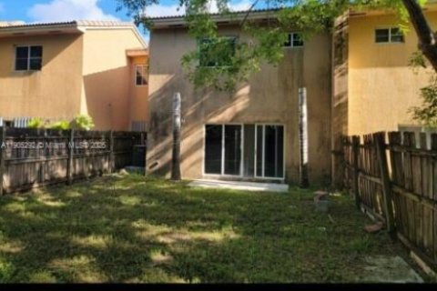 Снять в аренду таунхаус в Флорида-Сити, Флорида 3 спальни, 167.13м2, № 1956123 - фото 2