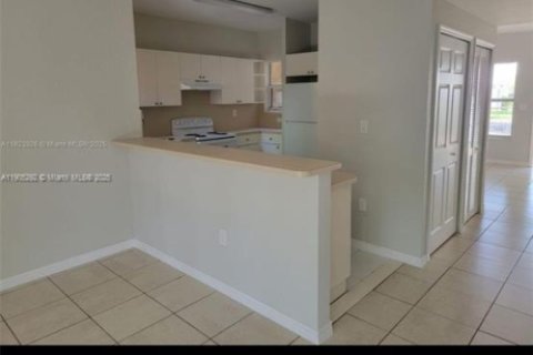 Снять в аренду таунхаус в Флорида-Сити, Флорида 3 спальни, 167.13м2, № 1956123 - фото 12