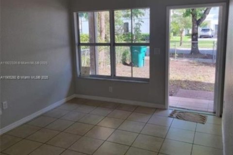 Снять в аренду таунхаус в Флорида-Сити, Флорида 3 спальни, 167.13м2, № 1956123 - фото 11