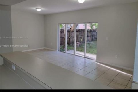 Снять в аренду таунхаус в Флорида-Сити, Флорида 3 спальни, 167.13м2, № 1956123 - фото 16