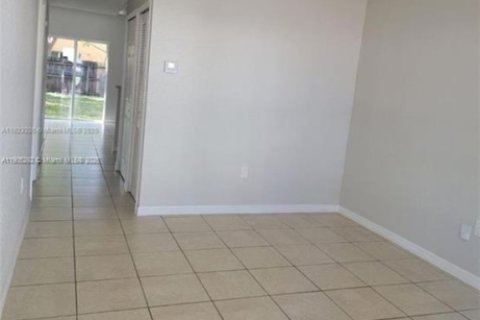 Снять в аренду таунхаус в Флорида-Сити, Флорида 3 спальни, 167.13м2, № 1956123 - фото 13