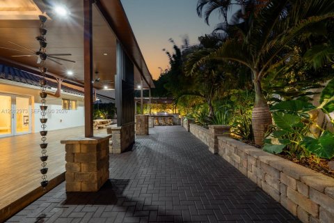 Casa en venta en Miami, Florida, 4 dormitorios, 209.4 m2 № 2075435 - foto 19