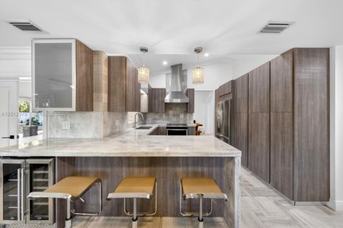 Casa en venta en Miami, Florida, 4 dormitorios, 209.4 m2 № 2075435 - foto 28