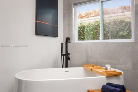 Villa ou maison à vendre à Miami, Floride: 4 chambres, 303.51 m2 № 1932796 - photo 14