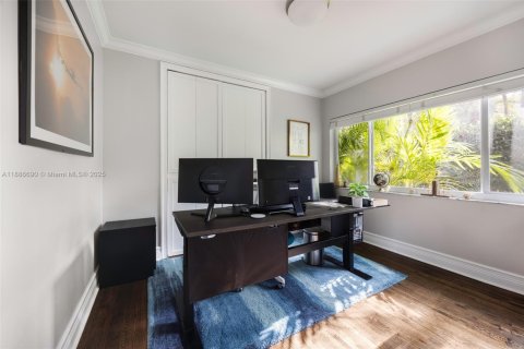 Villa ou maison à vendre à Miami, Floride: 4 chambres, 303.51 m2 № 1932796 - photo 15