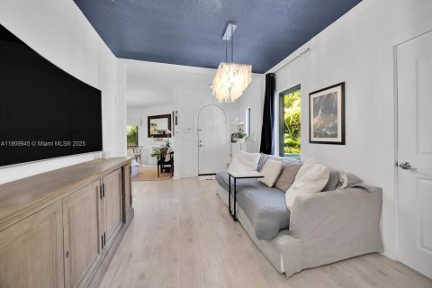 Villa ou maison à louer à Coral Gables, Floride: 2 chambres, 148.27 m2 № 2017006 - photo 4