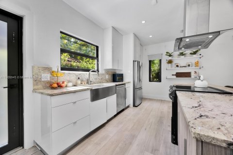 Villa ou maison à louer à Coral Gables, Floride: 2 chambres, 148.27 m2 № 2017006 - photo 8