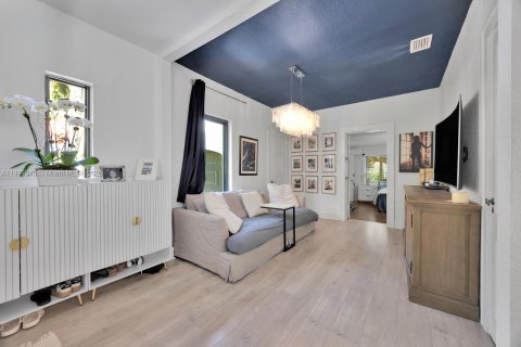 Villa ou maison à louer à Coral Gables, Floride: 2 chambres, 148.27 m2 № 2017006 - photo 3