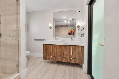 Villa ou maison à louer à Coral Gables, Floride: 2 chambres, 148.27 m2 № 2017006 - photo 10