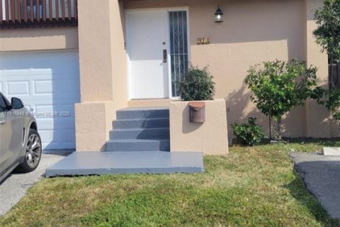 Снять в аренду виллу или дом в Майами, Флорида 4 спальни, 200.3м2, № 1973144 - фото 2