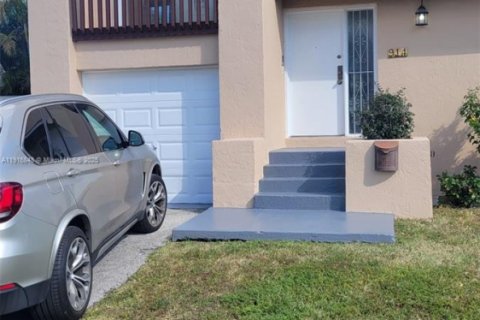 Снять в аренду виллу или дом в Майами, Флорида 4 спальни, 200.3м2, № 1973144 - фото 1