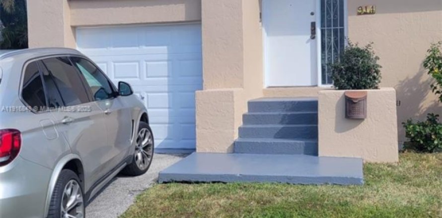 Дом в Майами, Флорида 4 спальни, 200.3м2 № 1973144