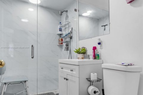 Casa en venta en Hialeah, Florida, 4 dormitorios, 233.93 m2 № 1775913 - foto 28
