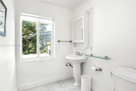 Villa ou maison à vendre à North Miami, Floride: 4 chambres, 237.09 m2 № 1974201 - photo 21