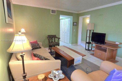 Condo in Dania Beach, Florida, 2 bedrooms  № 1760904 - photo 4