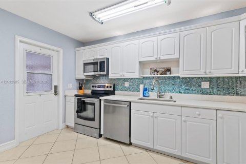 Condo in Fort Lauderdale, Florida, 2 bedrooms  № 2244234 - photo 10