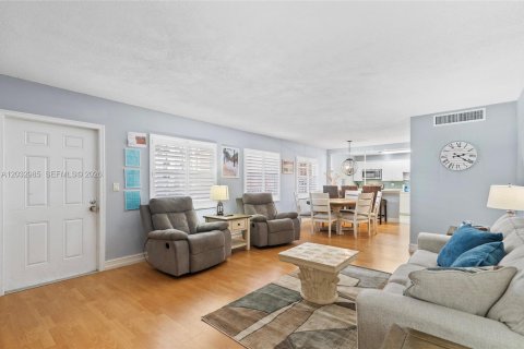 Condo in Fort Lauderdale, Florida, 2 bedrooms  № 2244234 - photo 2