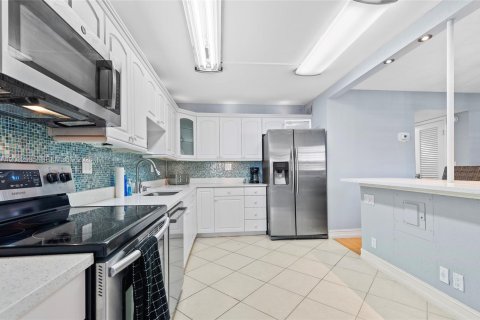 Condo in Fort Lauderdale, Florida, 2 bedrooms  № 2244234 - photo 11
