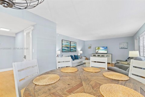 Condo in Fort Lauderdale, Florida, 2 bedrooms  № 2244234 - photo 9