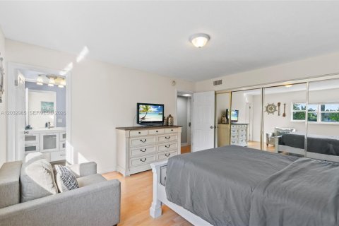 Condo in Fort Lauderdale, Florida, 2 bedrooms  № 2244234 - photo 16
