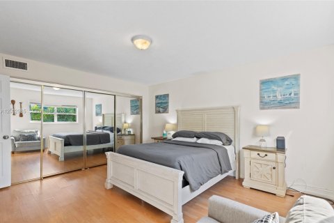 Condo in Fort Lauderdale, Florida, 2 bedrooms  № 2244234 - photo 17