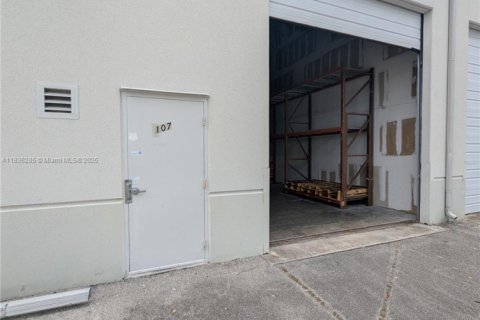 Propiedad comercial en venta en Port St. Lucie, Florida № 1819789 - foto 17