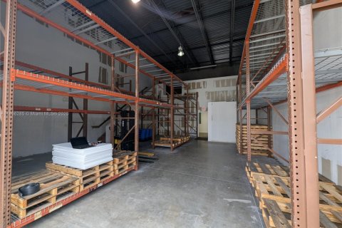 Propiedad comercial en venta en Port St. Lucie, Florida № 1819789 - foto 13