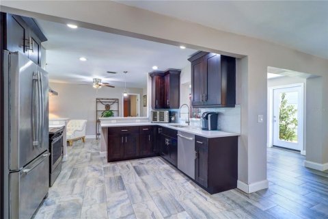 House in Seminole, Florida 3 bedrooms, 170.29 sq.m. № 1787576 - photo 12
