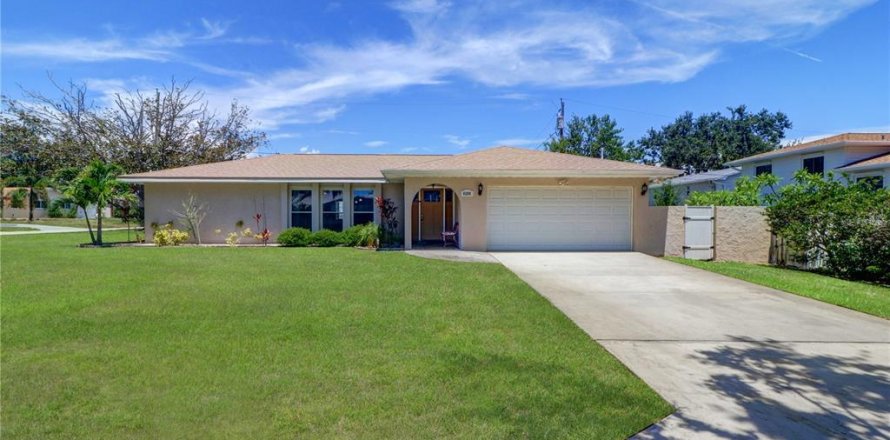 House in Seminole, Florida 3 bedrooms, 170.29 sq.m. № 1787576