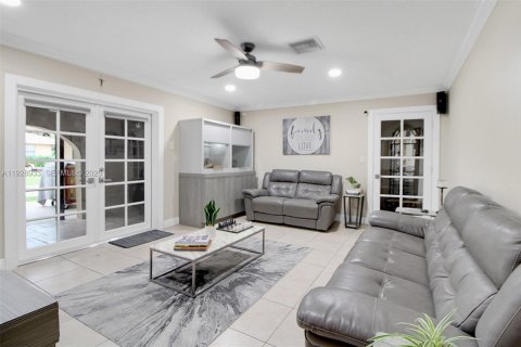 Купить виллу или дом в Майами, Флорида 5 спален, 390.38м2, № 1987381 - фото 19