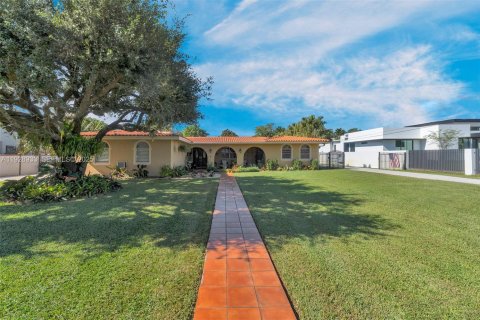 Купить виллу или дом в Майами, Флорида 5 спален, 390.38м2, № 1987381 - фото 2