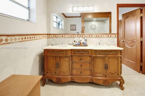 Купить виллу или дом в Майами, Флорида 5 спален, 390.38м2, № 1987381 - фото 26