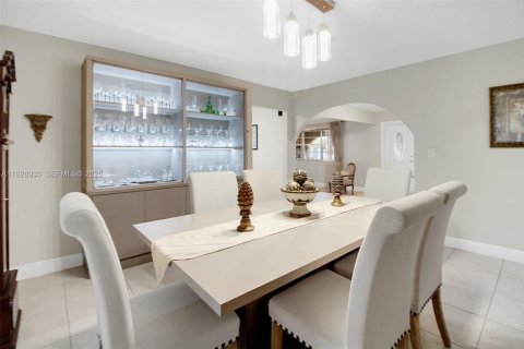 Купить виллу или дом в Майами, Флорида 5 спален, 390.38м2, № 1987381 - фото 18