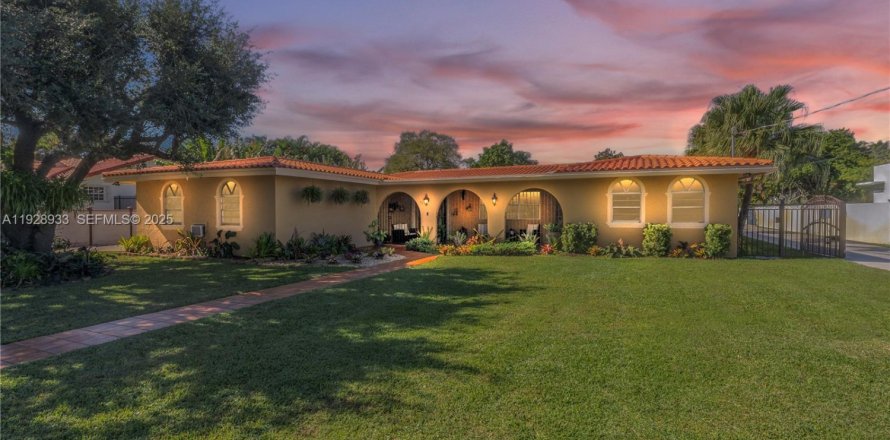 Дом в Майами, Флорида 5 спален, 390.38м2 № 1987381