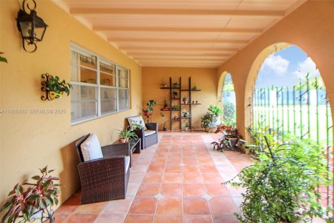 Купить виллу или дом в Майами, Флорида 5 спален, 390.38м2, № 1987381 - фото 11