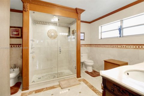 Купить виллу или дом в Майами, Флорида 5 спален, 390.38м2, № 1987381 - фото 25