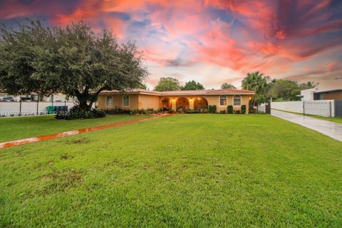 Купить виллу или дом в Майами, Флорида 5 спален, 390.38м2, № 1987381 - фото 12