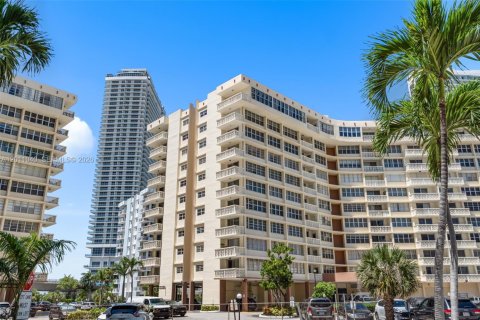 Condo in Hallandale Beach, Florida, 2 bedrooms  № 2076105 - photo 14