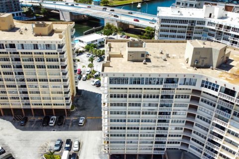Condo in Hallandale Beach, Florida, 2 bedrooms  № 2076105 - photo 30